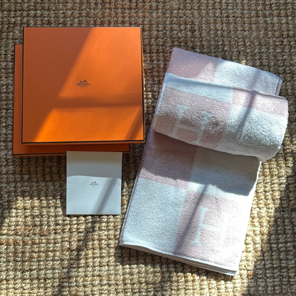 NWT Hermès Avalon Towel in Rose (set of 2)